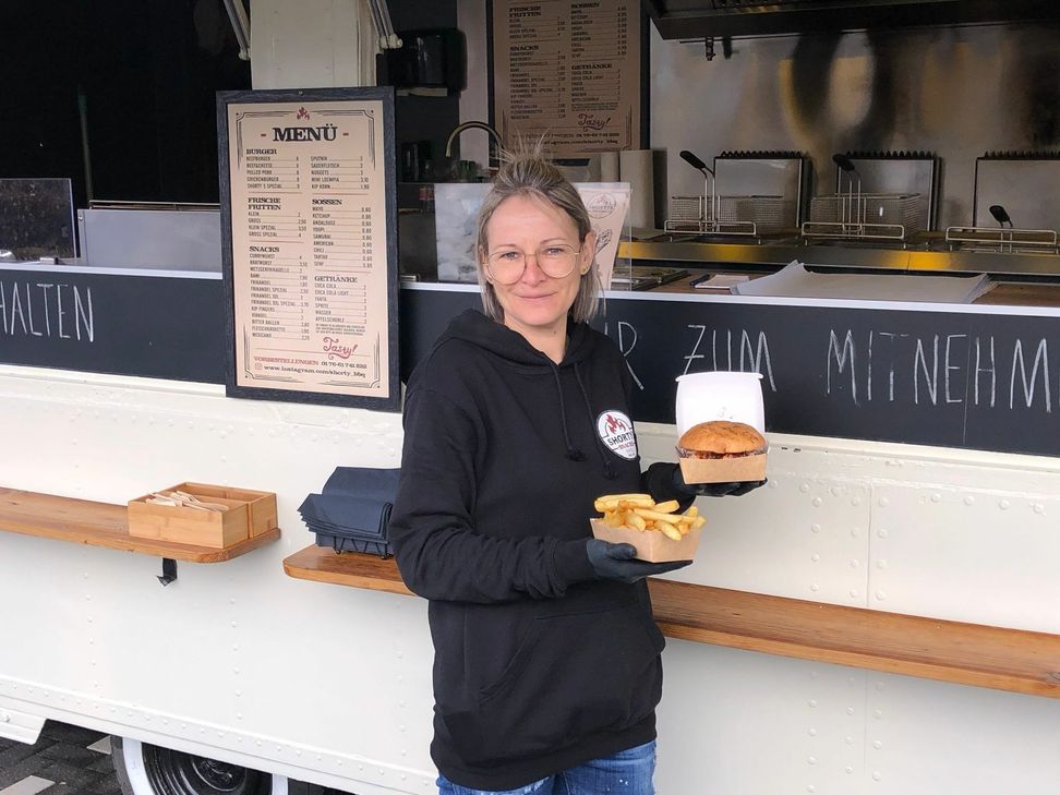Claudia Nießen und ihr Mann René bieten »Shorty´s Snacks« aus dem Imbisswagen auf den Parkplätzen von Mobau Thelen und dem »Baumarkt an der Linde« an. Foto: T. Förster