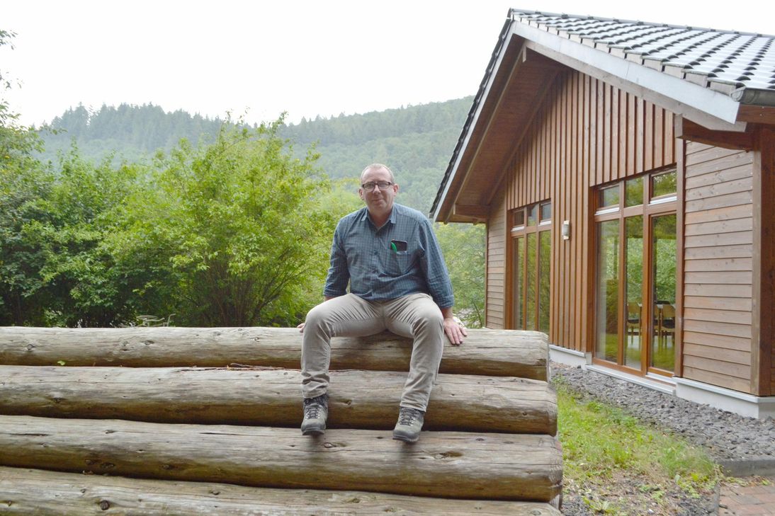 Der Fichtenwald sei nicht so schlecht, wie behauptet werde, sagt Jens Marx. Als Baustoff eigne sich Nadelholz hervorragend. Foto: Mager