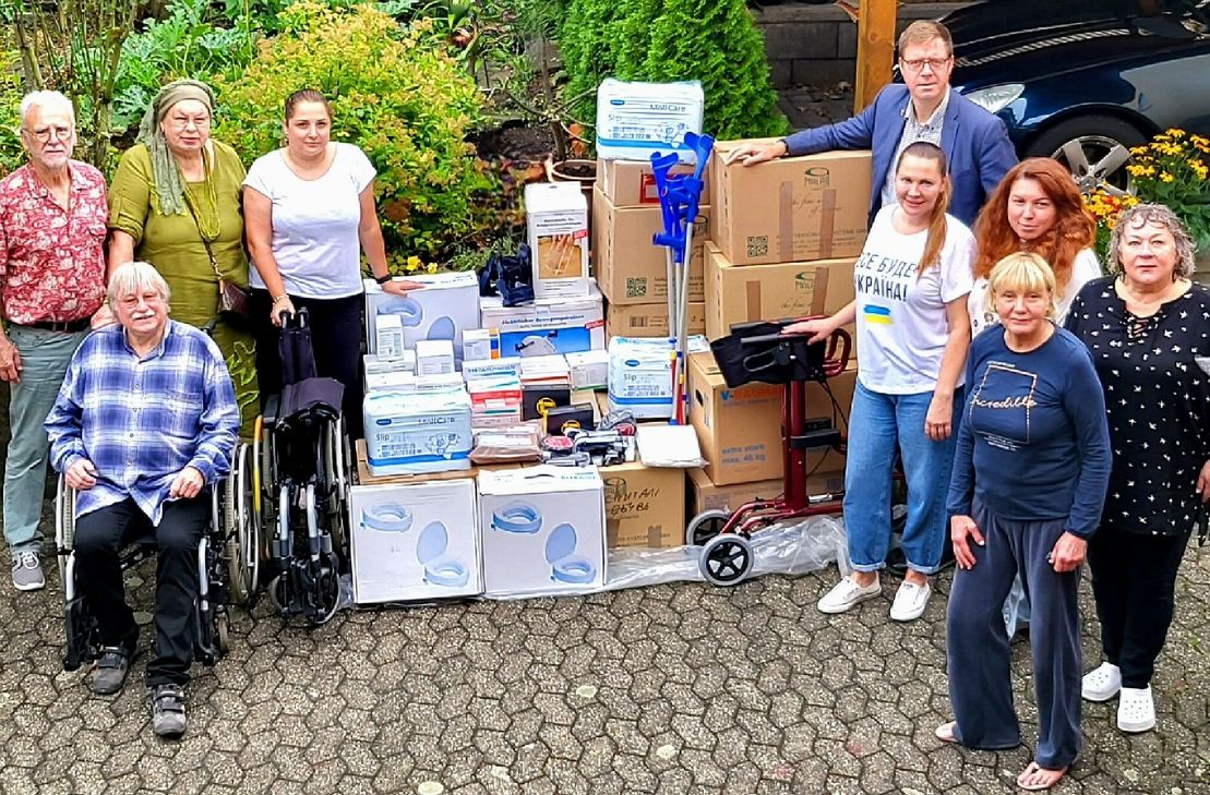 Die Bürgermeister Langer und Heintel bei der Übergabe medizinischer Rettungsmittel an VertreterInnen der ukrainischen Community um Julia Gülhan.