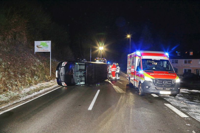 Bei Rudolfshaus verunglückte ein Transporter auf spiegelglatter Fahrbahn.