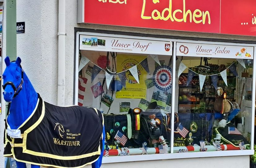 Das Rotter Lädchen hat mit seiner Schaufenster-Dekoration zum CHIO samt blauem Pferd den ersten Platz belegt.
