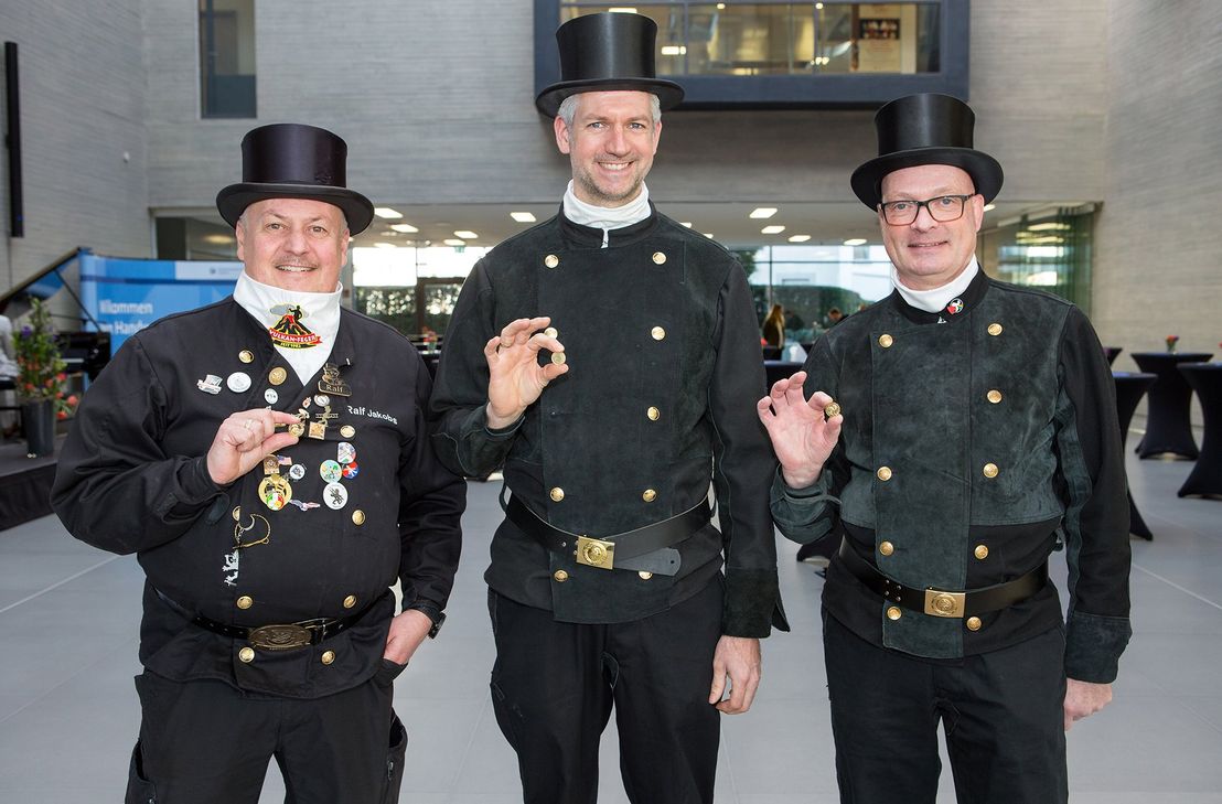 Von der "Glücks-Innung" der Schornsteinfeger gab es neben den besten Wünschen für das Neue Jahr, wie es bei der HwK Koblenz Tradition ist, einen 24-karätig vergoldeten Talisman für alle Gäste.