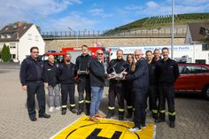 Bürgermeister Guido Orthen (vorne rechts) und Erster Beigeordneter Peter Diewald (vorne links) übergeben der Freiwilligen Feuerwehr Bad Neuenahr-Ahrweiler eine leistungsstarke Drohne für die Löschgruppe Landskrone.