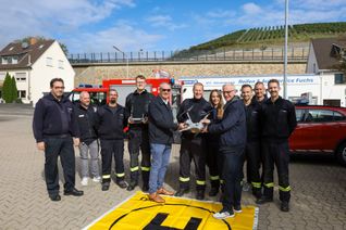 Bürgermeister Guido Orthen (vorne rechts) und Erster Beigeordneter Peter Diewald (vorne links) übergeben der Freiwilligen Feuerwehr Bad Neuenahr-Ahrweiler eine leistungsstarke Drohne für die Löschgruppe Landskrone.
