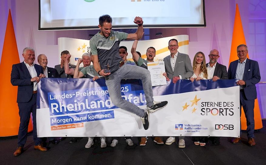 Rudolf Storck, Präsident des Landessportbundes Rheinland-Pfalz, Jörg Lindemann, Vorstandsmitglied der Volksbank Darmstadt Mainz eG, Siebenkämpferin Emma Kaul, Michael Ebling, Minister des Innern und für Sport des Landes Rheinland-Pfalz (von rechts) sowie Andreas Theis, Vorstandsmitglied der Volksbank Trier (ganz links), gratulieren den glücklichen Gewinnern des Sportvereins FC Kirchweiler 1925 e. V.. 						                  Foto: Frank Fender