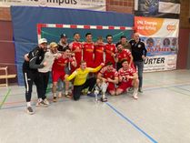 Jubel beim TuS Mayen I nach dem Gewinn der Hallenfußballstadtmeisterschaft.