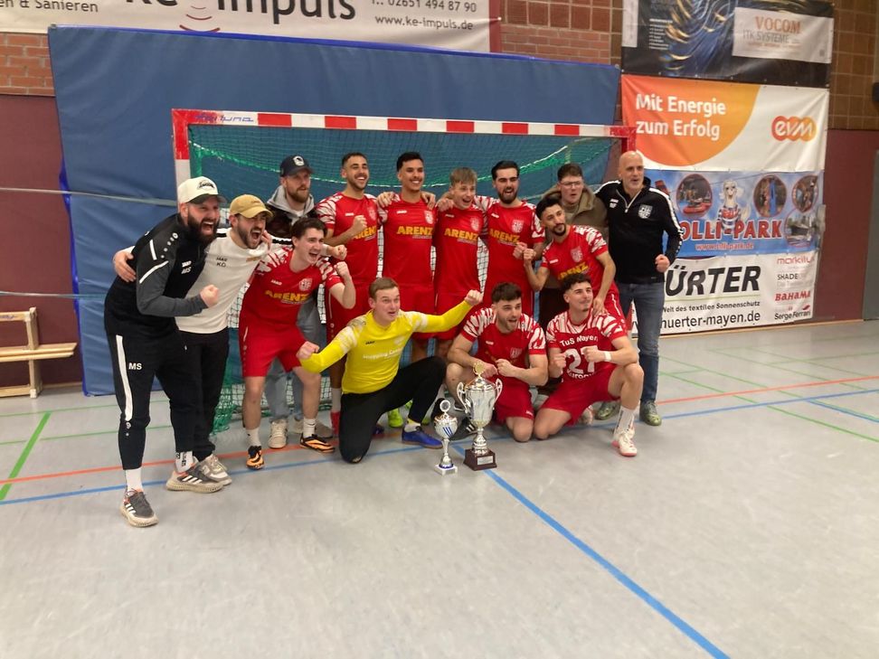 Jubel beim TuS Mayen I nach dem Gewinn der Hallenfußballstadtmeisterschaft.