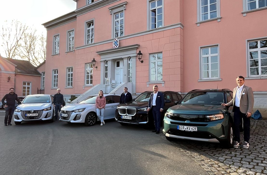 Vor dem Birkenfelder Schloss präsentieren (v.l.) Oliver Klein (Gebäudemanagement), Alexander Ehl (Energie- und Klimaschutzagentur Rheinland-Pfalz), Klimaschutzmanagerin Sina Leyendecker, Hans-Joachim Werner (Leiter der Umweltabteilung), Landrat Miroslaw Kowalski und Dezernent Roland Praetorius einen Teil der neuen E-Fahrzeugflotte, die die Kreisverwaltung künftig für Dienstfahrten der Mitarbeiter/innen einsetzt.