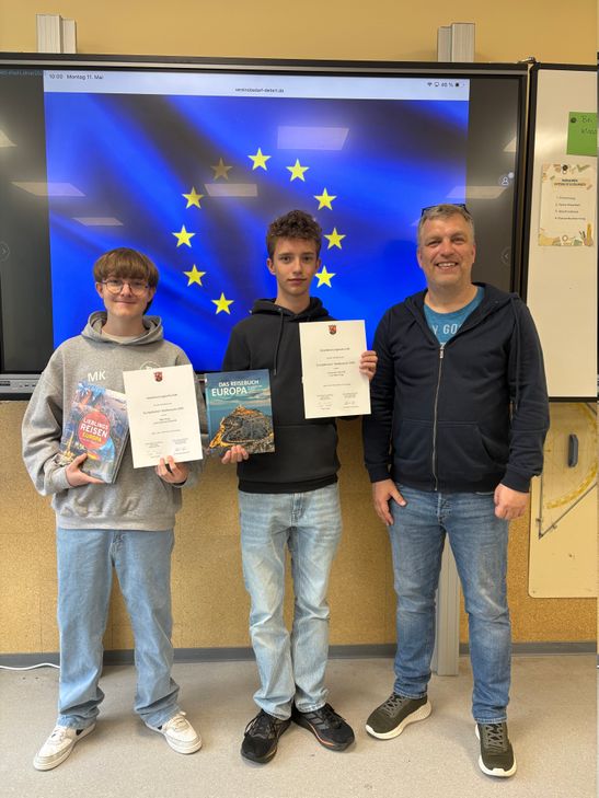 Die Schüler M. Krug und J. Schmitt wurden für ihren Beitrag „Gewalt ist keine Option“ beim Europäischen Wettbewerb ausgezeichnet.