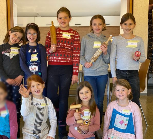 Eine engagierte Gruppe junger Bäckerinnen zauberte mit viel Spaß und Kreativität köstliche Plätzchen für den Seniorentag und die Eröffnung des Adventsfensters.