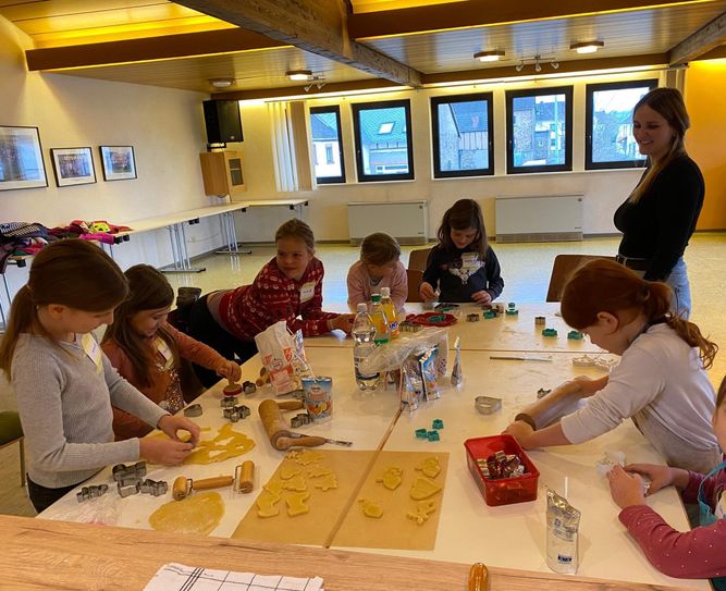 Unter der Anleitung von Konditorin Leonie und mit Unterstützung von Clarissa entstanden wahre Meisterwerke in der weihnachtlich dekorierten Backstube.