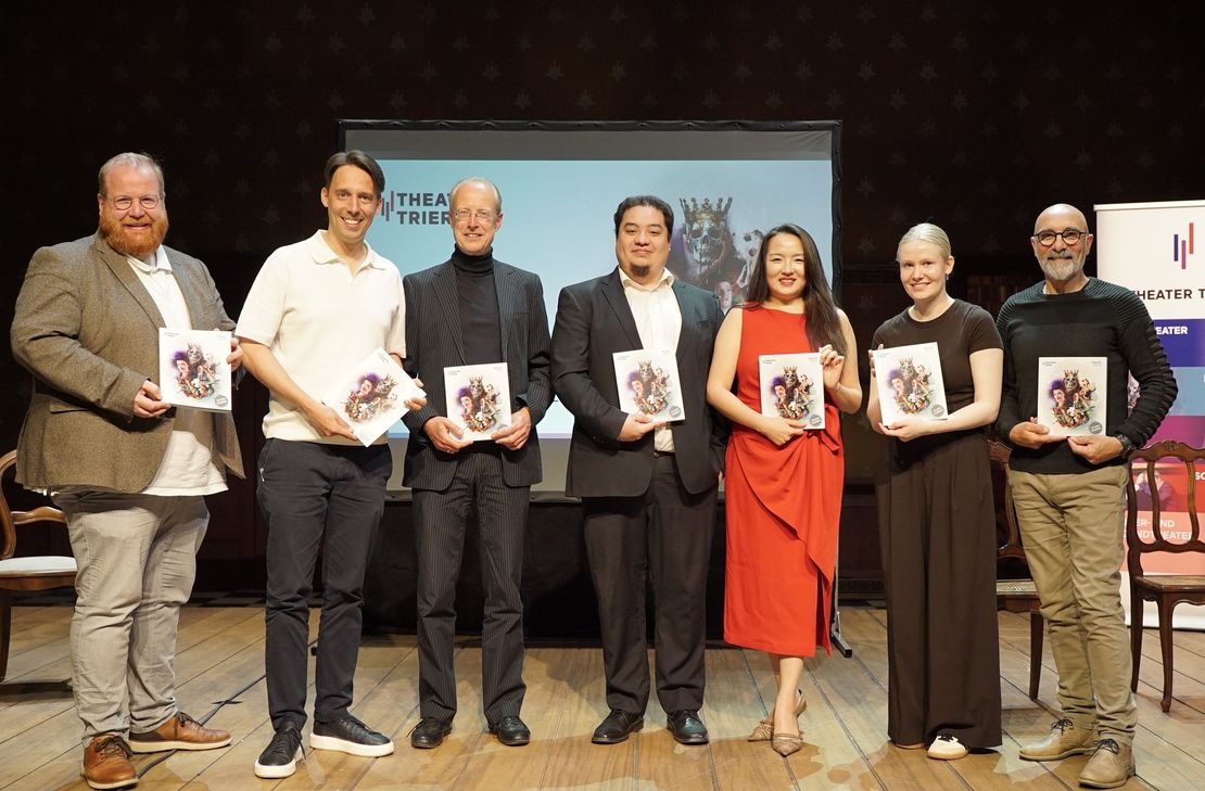 v.l.: Kulturdezernent Markus Nöhl, Intendant Lajos Wenzel, Generalmusikdirektor Jochem Hochstenbach,  die Musiktheaterensemblemitglieder Gustavo Eda und Yibao Chen, Schauspieldirektorin Elisa von Issendorff und Ballettdirektor Roberto Scafati.