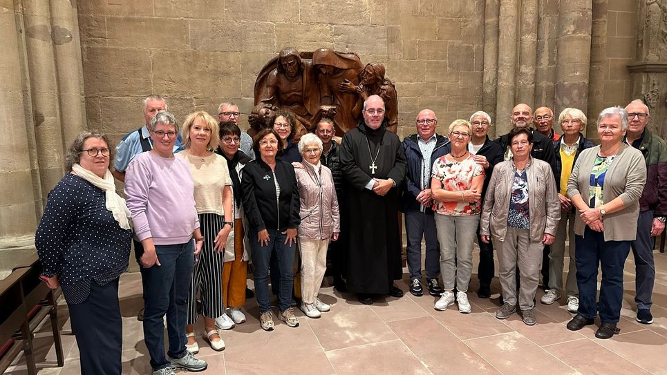 Die Teilnehmerinnen und Teilnehmer der KAB-Tagesfahrt besuchten die Benediktinerabtei Tholey und erhielten den Segen von Abt Wendelinus Naumann..