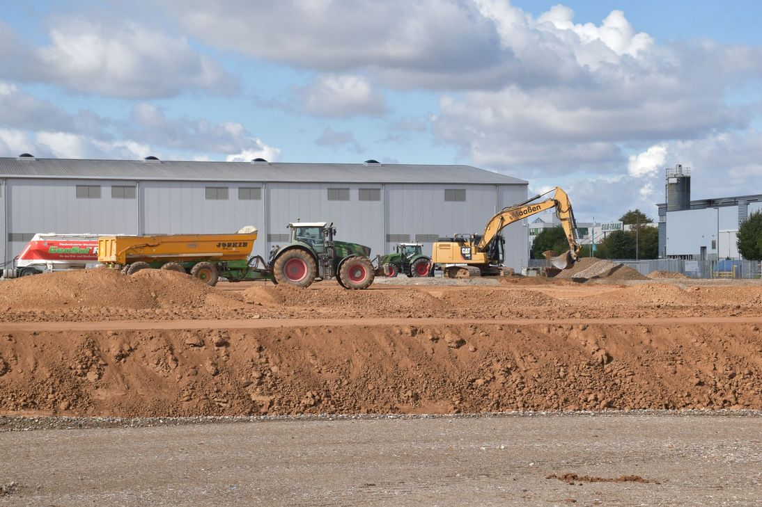 Die Bagger und Baufahrzeuge sind bereits im Einsatz.