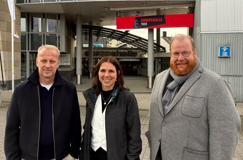 Im Eingangsbereich der Europahalle hängt seit kurzem eine moderne LED-Wand.