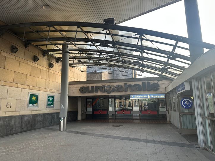 Der Eingang der Europahalle
