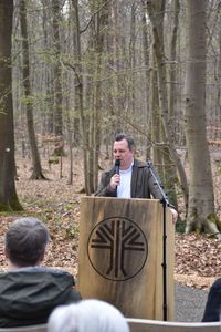 »Hier ist eine ganz besondere Atmosphäre – ein besonderer Ort der Ruhe, der Natur, an dem man sich irgendwie gleich zu Hause fühlt«, sagte Euskirchens Bürgermeister Sascha Reichelt bei der offiziellen Eröffnung des FriedWald Euskirchen.
