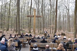 Am Andachtsplatz des neuen FriedWald Euskirchen im Hardtwald bei Stotzheim: Bürgermeister Sascha Reichelt sprach zu den Gästen.