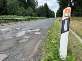 Unübersehbar sind die Straßenschäden im oberen Bereich der K126, die vom Kreis Bernkastel-Wittlich in den Kreis Birkenfeld führt. Wegen der am 20. Juli beginnenden Sanierungsarbeiten wird die Strecke zwischen Hochscheid und Stipshausen bis Ende Oktober voll gesperrt.
