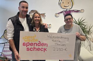 Dirk und Nina Theisen (v.l.) übergeben 2.250 Euro Spenden an den Trierer Verein nestwärme. Die Spendensumme stammt aus einer Weinwanderung um Nattenheim (Eifelkreis Bitburg-Prüm).