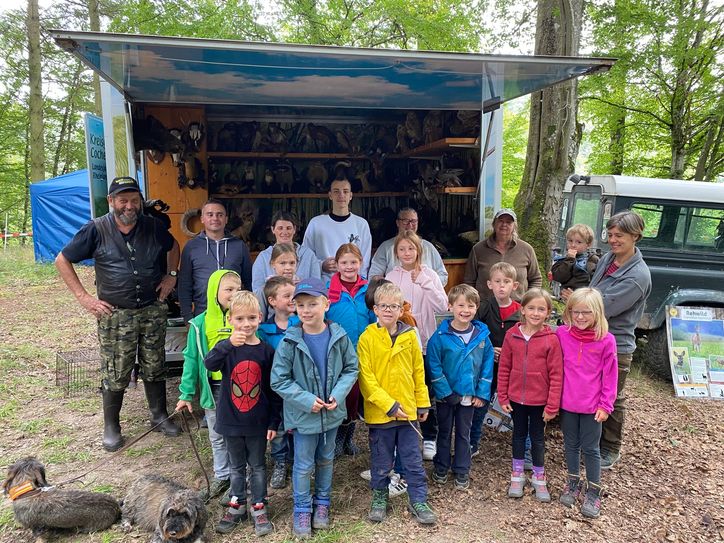 Die Obfrau für das Jagdliche Brauchtum und Öffentlichkeitsarbeit Wilma Wagner und der Vorsitzende der Kreisjagdgruppe Josi Becker stellten die Exponate aus Feld und Wald vor und beantworteten die Fragen der kleinen Camper.