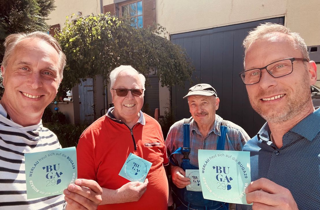 Engagierte Bürgerinnen und Bürger in Werlau freuen sich über die Stickeraktion und auf die BUGA29.