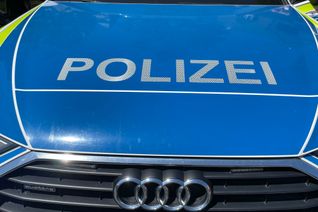 Am 01.01.2026 gegen 00:16 Uhr ereignete sich ein schwerer Verkehrsunfall auf der BAB61, Fahrtrichtung Koblenz, zwischen Dreieck Bad Neuenahr-Ahrweiler und Dreieck Sinzig.  Den Ermittlungen zufolge fuhr ein 49-jähriger Fahrzeugführer aus bislang ungeklärte