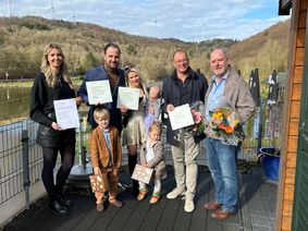 Die feierliche Übergabe der Klassifizierungsurkunden und der entsprechenden Außenschilder fand am Riedener Waldsee statt. Mit dabei waren neben der Familie Apeldorn, Jörg Lempertz, Bürgermeister VG Mendig, Andreas Doll, Ortsbürgermeister Rieden, sowie DTV