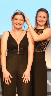 Die neue Naheweinkönigin 2023/2024 Katharina Gräff wird gekrönt.