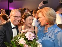 VG-Bürgermeister Markus Lüttger und Politikerin Julia Klöckner gratulieren der neuen Naheweinkönigin Katharina Gräff.