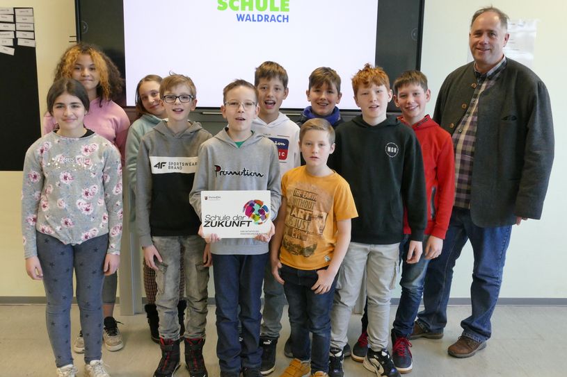 Sind stolz auf die Ernennung zur "Schule der Zukunft": Schülerinnen und Schüler der Klasse 5c mit Schulleiter Markus Lehnert.