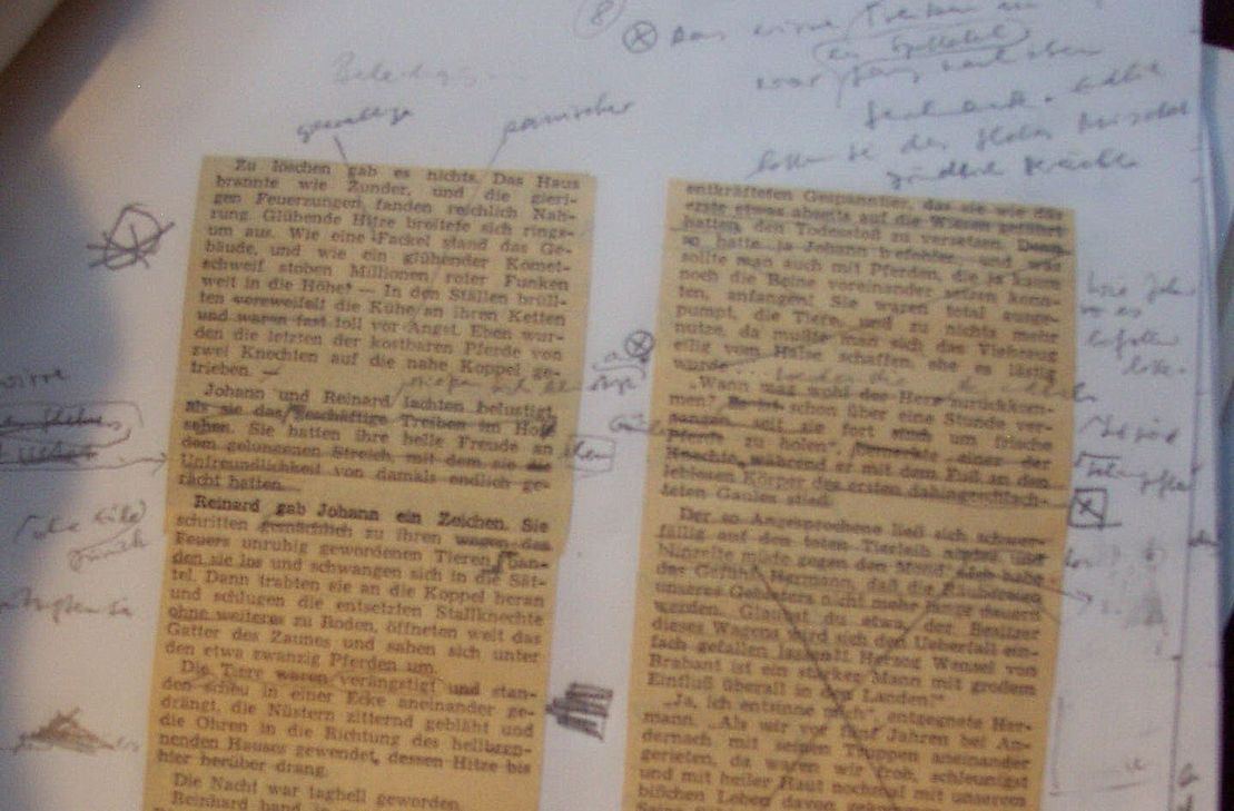 In Überarbeitung befindlicher Fortsetzungsroman Fritz Koenns. In den 60er und 70er Jahren des 20. Jahrhunderts veröffentlichte er drei längere Heimaterzählungen, die zunächst als Fortsetzungsromane in der Tageszeitung erschienen und in den 2000er Jahren von Ralf Kramp im Hillesheimer KBV-Verlag neu herausgegeben wurden: "Die Belagerung von Reifferscheid 1385", "Die Eifeler Hungersnot 1816/17" und "Kriegsende 1944/45". Als mundartliches Zugeständnis sind wenigstens die Dialoge durchweg in Platt verfasst.