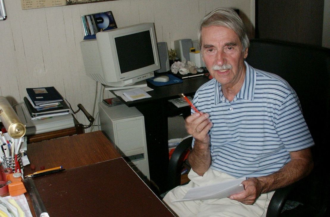 Fritz Koenn in seinem Schreibwinkel in Königswinter-Oberdollendorf. Dort verfasste unzählige Lieder, Gedichte, Romane und auch Wallfahrtsberichte. Weithin bekannt ist seine Sammlung "Von Abelong bos Zau dich Jong", in der Eifeler Wörter in alphabetischer Reihenfolge aufgeführt und kurzweilig erklärt werden.