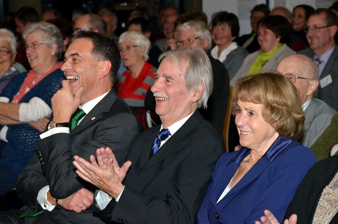 Gerührt und doch bestens gelaunt: Die Eheleute Maria und Fritz Koenn während der "Benefritzgala" 2012 neben Hellenthals Bürgermeister Rudolf Westerburg.