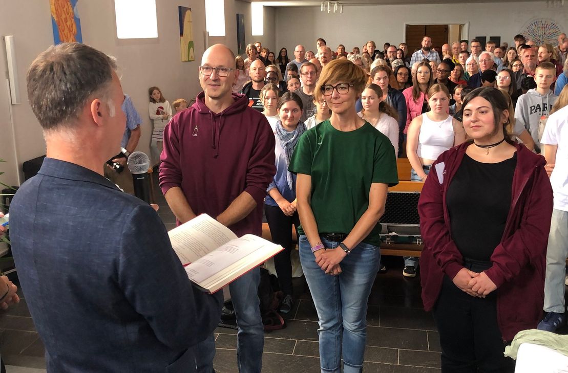 Superintendent Markus Risch führte die hauptamtlichen Mitarbeitenden der Jugendkirche (von links) Lutz Brückner-Heddrich, Nicol Sowa und Silke Wagner in ihr neues Amt ein.