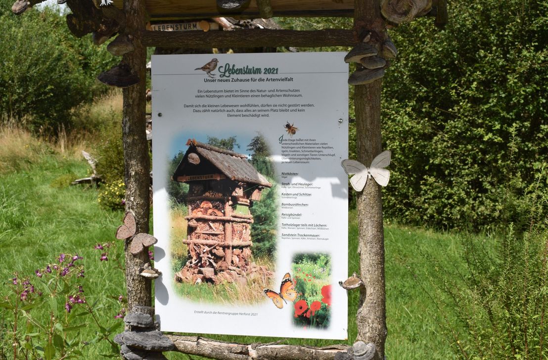 Die Rentnergruppe Herforst hat rund 100 Arbeitsstunden in den Bau und das Aufstellen des "Lebensturms" investiert. Seit 2021 steht er und bietet Besuchern einen Einblick in den Artenschutz und die biologische Vielfalt.