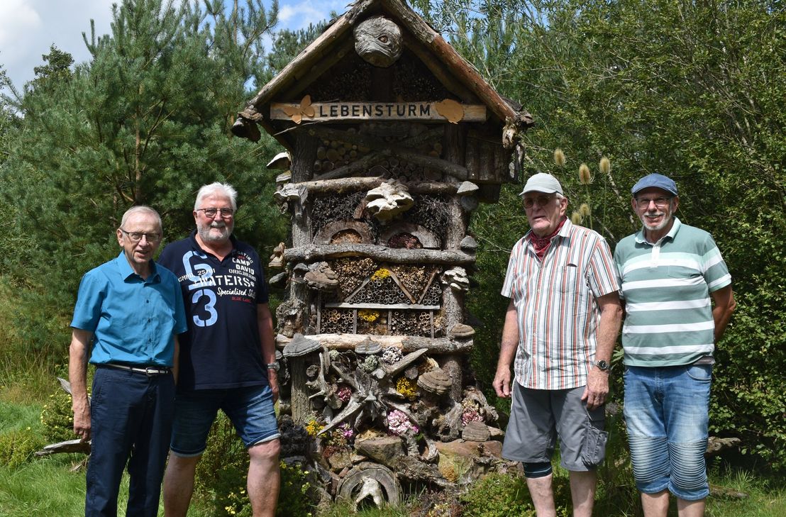 Der "Lebensturm" am Rande von Herforst bietet Nützligen und Kleintieren einen Lebensraum und leistet so einen Beitrag zum Natur- und Artenschutz.