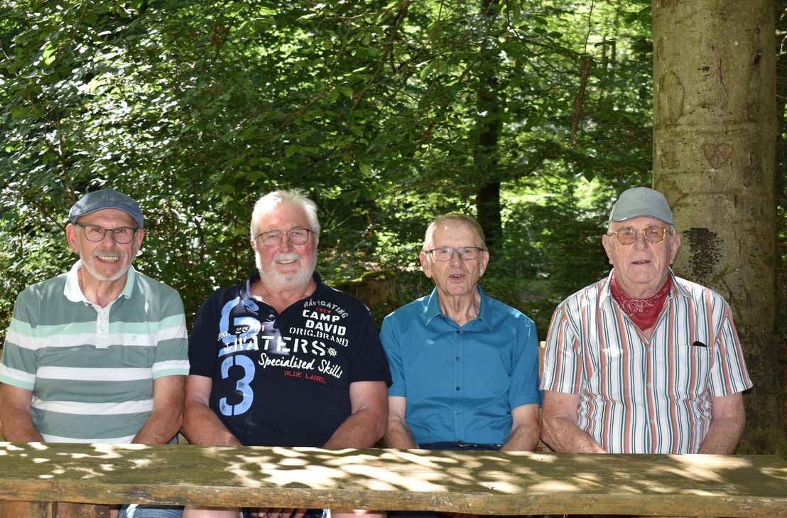 Reinhard Ewertz (70), Egon Gansen (71), Werner Pick (74) und Artur Meiers (77) auf einer ihrer selbstgebauten Bänke, die entlang der Wege rund um Herforst zu einer Auszeit in der Natur einladen.