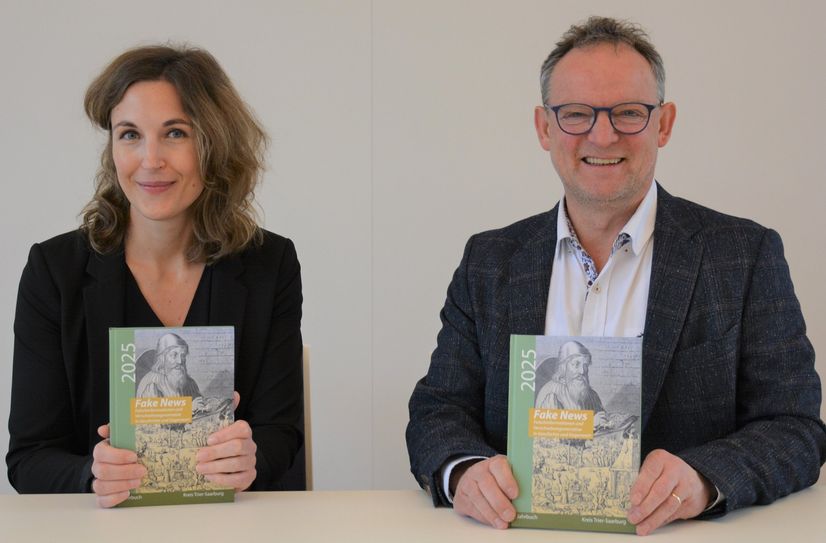 Kreisarchivarin Dr. Eva Jullien sowie Landrat Stefan Metzdorf.