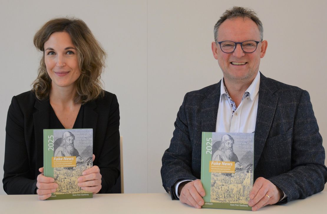 Kreisarchivarin Dr. Eva Jullien sowie Landrat Stefan Metzdorf.