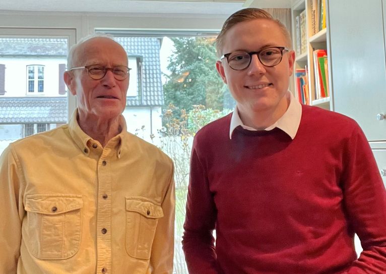 Thomas Gabelin (li.) und Louis Pawellek. Gemeinsam engagieren sie sich für Erinnerung und Aufklärung – gegen das Vergessen.