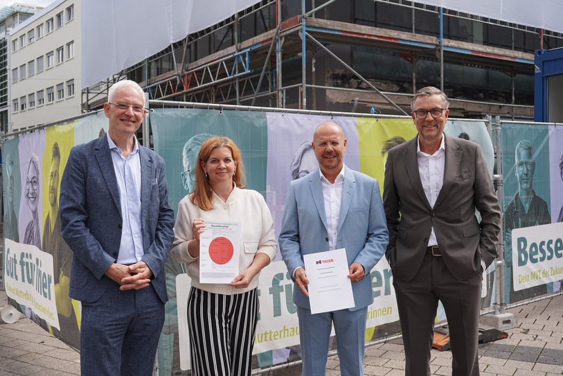 Gemeinsam für bestmögliche medizinische Versorgung in der Trierer Innenstadt: OB Wolfram Leibe übergab eine Teilbaugenehmigung inklusive Baustellenschild an das Geschäftsführungs-Team des Klinikum Mutterhaus (v.l.n.r. Wolfram Leibe, Dr. Barbara Grundmann, Markus Hommes, Dr. med. Christian Sprenger).