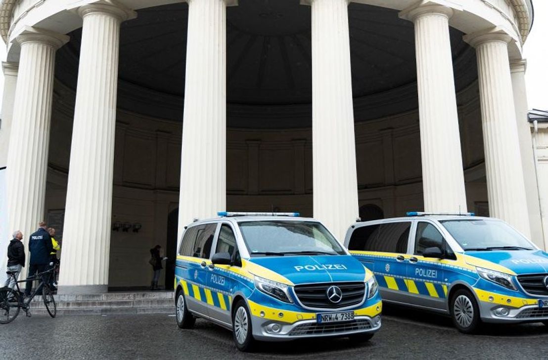 Am Aachener Elisenbrunnen wurde die Verkehrsunfallstatistik 2025 vorgestellt. Zugleich nutzte die Polizei den Platz inmitten der Kaiserstadt, um mit einem Fahrradparcours und Infoständen Präventionsarbeit zu leisten. »Denn Unfälle passieren nicht, sie werden verursacht«, bittet Polizeipräsident Andreas Bollenbach um Achtsamkeit und den richtigen Umgang mit Fahrzeugen, hier gerade Pedelecs und E-Scooter.