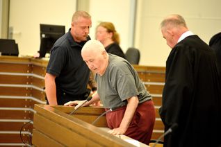 Der angeklagte Hans Joachim Sch. vor dem Landgericht Koblenz. Der 81-Jährige hat den Mord an der Studentin über seinen Verteidiger gestanden.
