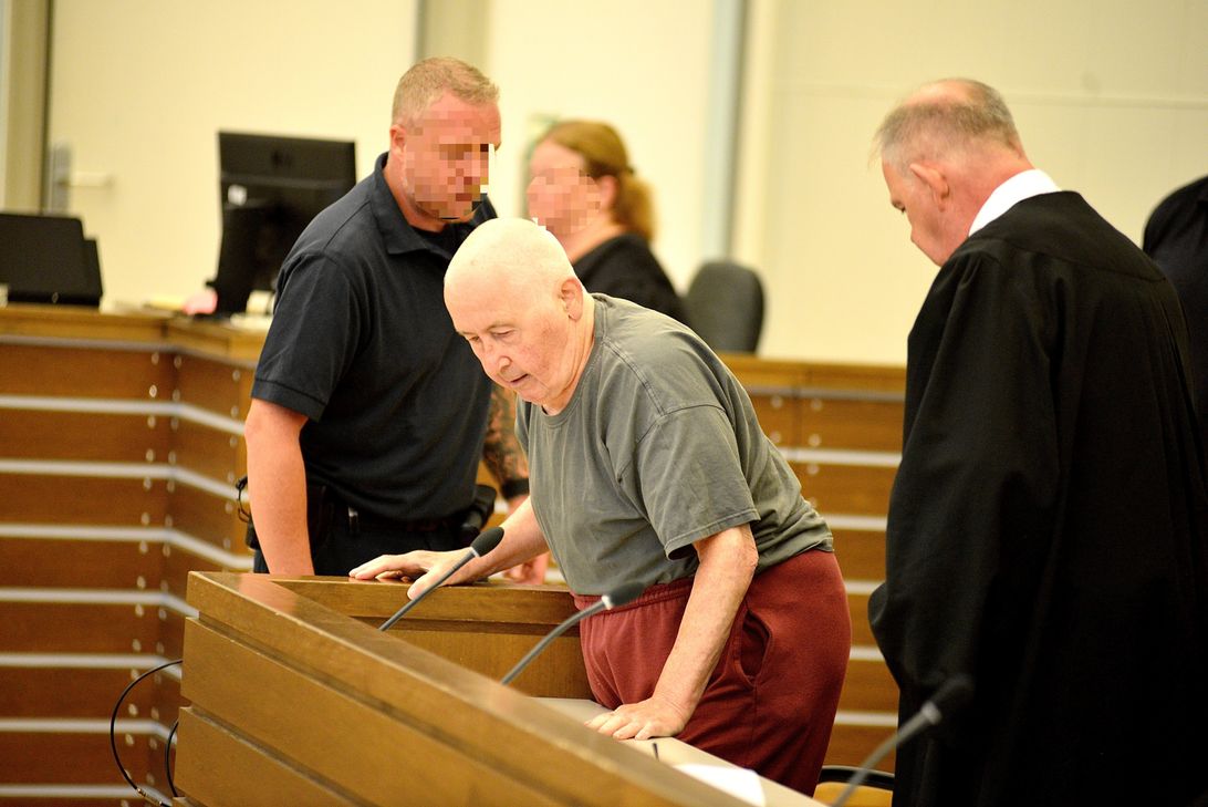 Der angeklagte Hans Joachim Sch. vor dem Landgericht Koblenz. Der 81-Jährige hat den Mord an der Studentin über seinen Verteidiger gestanden.
