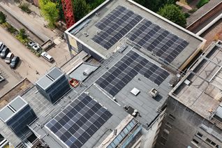 Auf dem Dach des Klinikums tun insgesamt 150 Solarmodule ihren Dienst und produzieren jährlich knapp 65.000 kWh Strom.