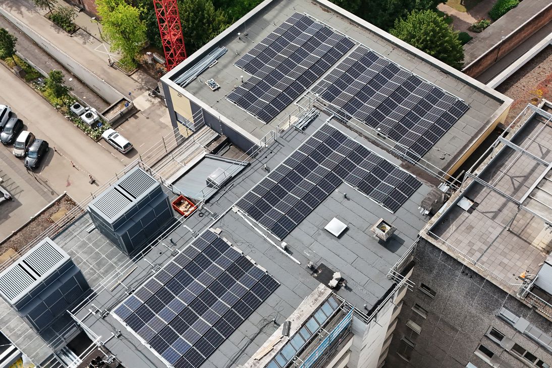 Auf dem Dach des Klinikums tun insgesamt 150 Solarmodule ihren Dienst und produzieren jährlich knapp 65.000 kWh Strom.
