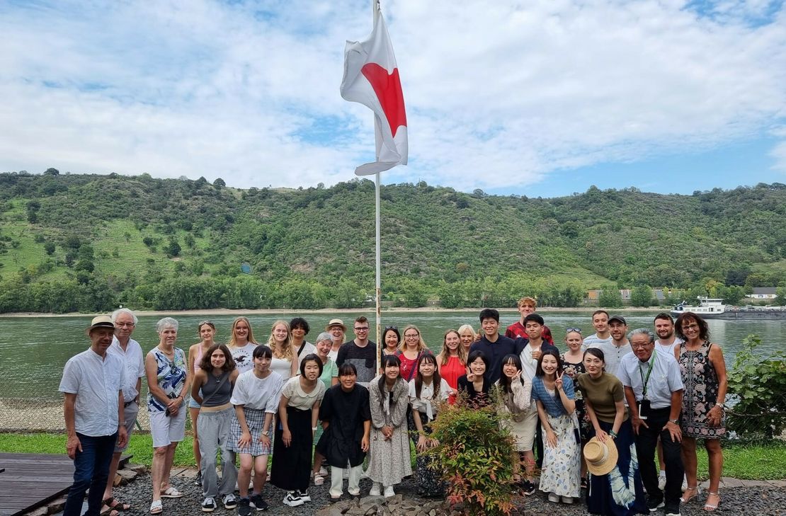 Ein gemeinsames Erinnerungsfoto im Partnerschaftsgarten in Boppard.