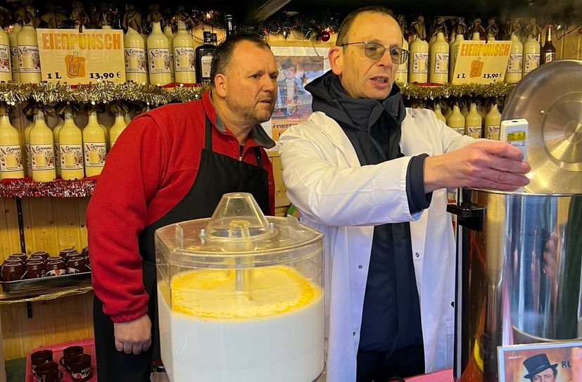Martin Kühn, Wein- und Spirituosenkontrolleur beim NRW-Landesamt für Natur, Umwelt und Verbracherschutz, prüft Eierpunsch und Feuerzangenbowle am Stand von Dirk Stoffels.