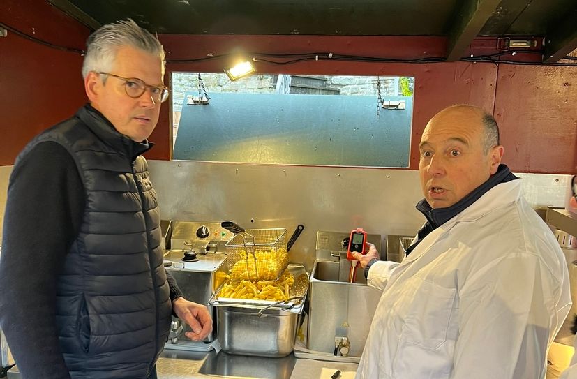 Stefan Schnitzler ist mit dem Frittierfett von Klaus Zimmermanns sehr zufrieden.